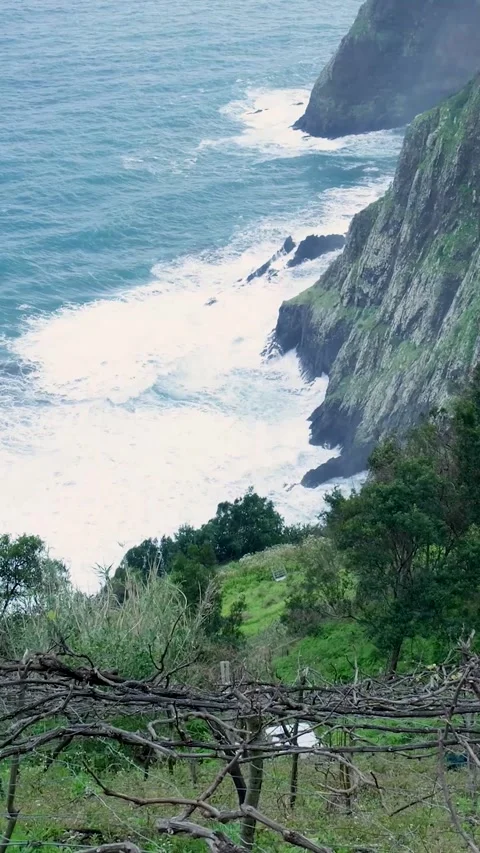 Dramatic ocean waves crashing on a rugged coastline Stock Footage 334441357