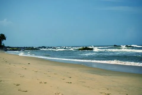 Dramatic Ocean Waves Splashing Against Rocky Shore Sandy Beach Landscape Foto stock