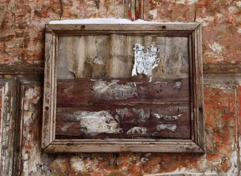 Dramatic old poster board on grunge antique red wall for your design Foto stock
