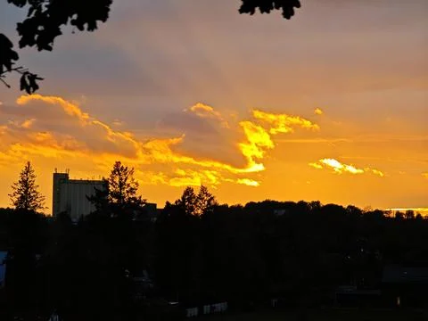 Dramatic Orange Sunset Over City Skyline Foto stock