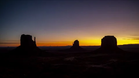 Dramatic orange timelapse of the sunrise over Monument Valley, Arizona 스톡 동영상 303404124