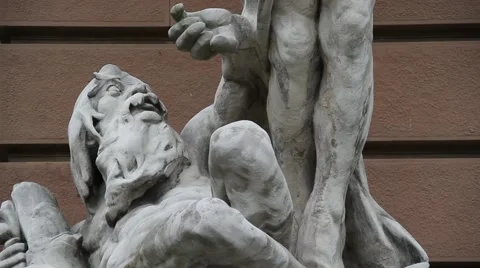 Dramatic outdoors statue sculpture of scared man 스톡 동영상 62149700