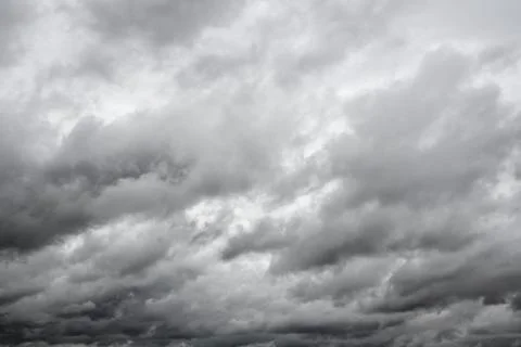 Dramatic overcast cloudy sky. Clouds flying over horizon, cloudscape. Foto stock