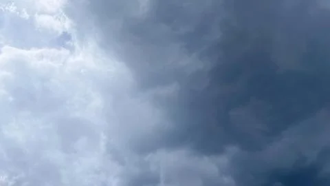 Dramatic overcast sky with contrasting light and dark grey storm clouds cre.. 스톡 사진