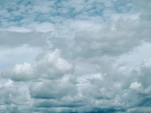Dramatic Overcast Sky with Dense Cloud Formation Background 스톡 사진