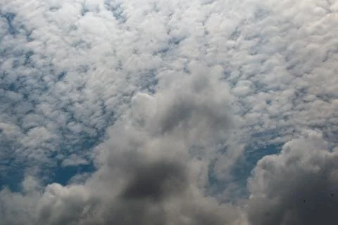 Dramatic overcast sky featuring layered cumulus and altocumulus fluffy clou.. 库存照片