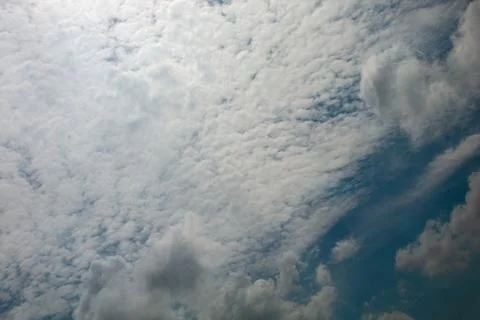 Dramatic overcast sky featuring layered cumulus and altocumulus fluffy clou.. 库存照片