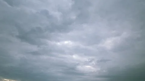 A Dramatic Overcast Sky filled with Dark Gray Clouds Creates an Impressive Scene Stockfoto's