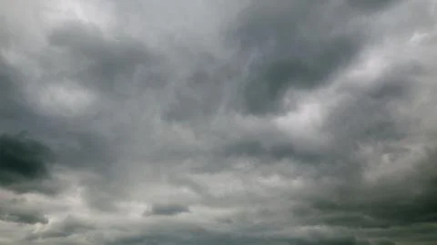 A Dramatic Overcast Sky Filled with Dense Grey Clouds, Perfect for Artistic Insp Stockfoto's