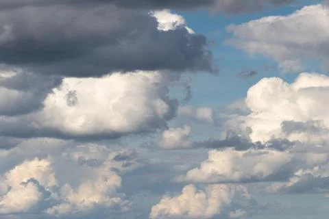 Dramatic Overcast Sky With Layered Cumulus Clouds, Sunlit Patches And Blue .. Foto stock