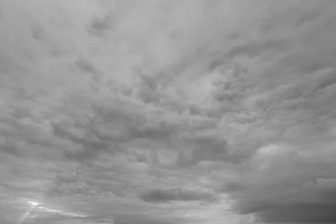 A Dramatic Overcast Sky with Layers of Beautiful Clouds Forming a Unique View Ab Stockfoto's