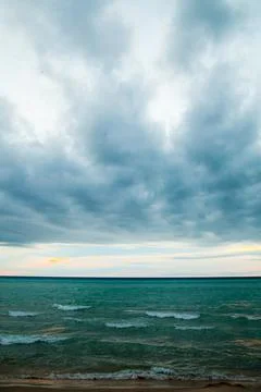 Dramatic Overcast Sky Over Tranquil Lake Michigan Shoreline Fotos Stock