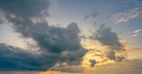 Dramatic overcast sky panorama with gray storm clouds during golden hour su.. Foto stock