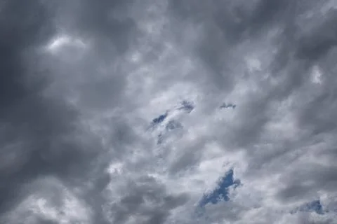 Dramatic overcast sky with textured storm clouds Фото