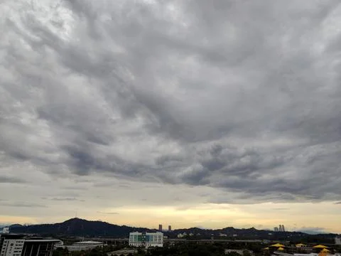 Dramatic overcast sky with wispy clouds Stock-Fotos