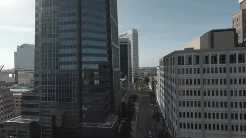 Dramatic pan flying  through downtown buildings in Jacksonville florida Video stock 189805941