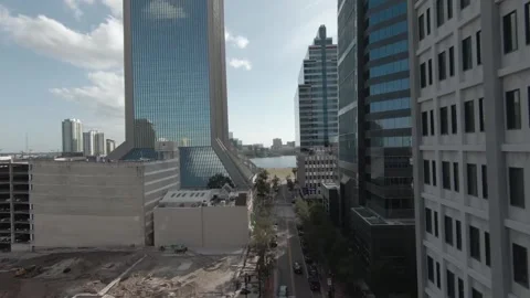Dramatic pan flying through downtown buildings in Jacksonville florida Video stock 189819655