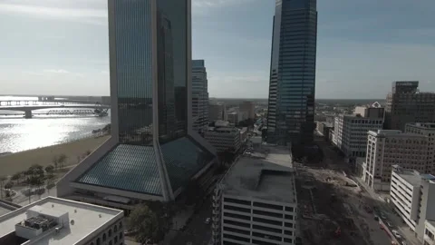 Dramatic pan flying through downtown buildings in Jacksonville florida Video stock 189827195