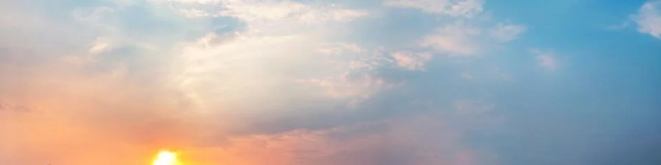 Dramatic panorama sky with cloud on sunrise and sunset time. Foto stock