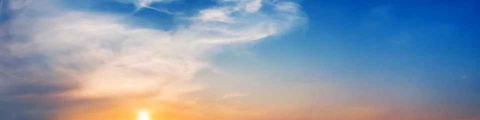 Dramatic panorama sky with cloud on sunrise and sunset time. Foto stock