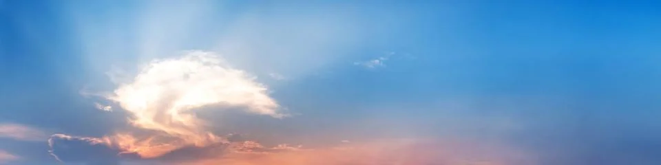 Dramatic panorama sky with cloud on sunrise and sunset time. Foto stock