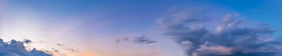 Dramatic panorama sky with cloud on sunrise and sunset time. Foto stock