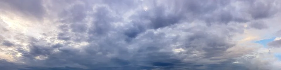 Dramatic panorama sky with storm cloud on a cloudy day. Foto stock