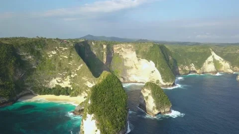 Dramatic panoramic aerial drone footage of the famous Kelingking Beach and Vídeos de archivo 219615329