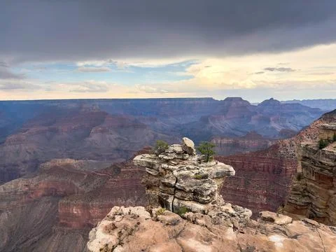 A dramatic panoramic view of the Grand Canyon featuring layered red rock form Foto stock