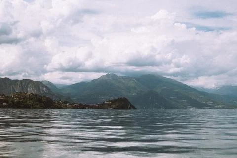 Dramatic panoramic view of Lake Como surrounded by mountains and clouds in Italy Foto stock