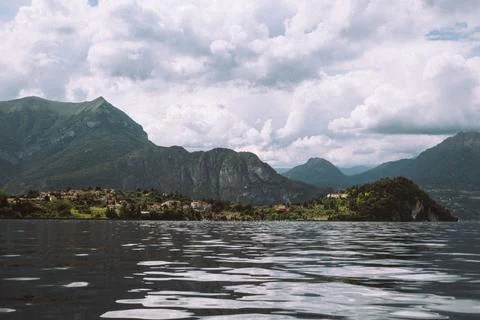 Dramatic panoramic view of Lake Como surrounded by mountains and clouds in Italy Stockfoto's