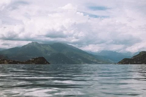 Dramatic panoramic view of Lake Como surrounded by mountains and clouds in Italy Stockfoto's