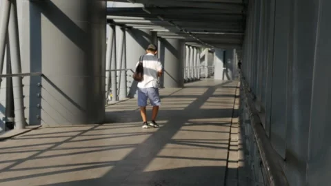 Dramatic perspective of an elevated walkway Stockbeeldmateriaal 331494221