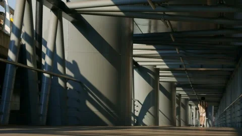 Dramatic perspective of an elevated walkway Vidéo 331494222