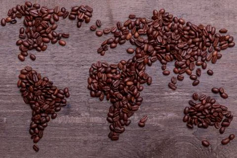 Dramatic photo of world map made of arabic roasted coffee beans on old vintag Foto stock