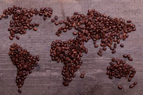Dramatic photo of world map made of arabic roasted coffee beans on old vintag Foto stock