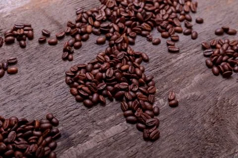 Dramatic photo of world map made of arabic roasted coffee beans on old vintag 库存照片