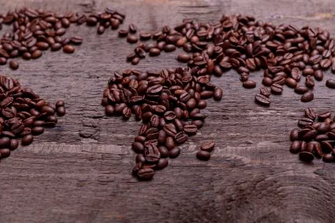 Dramatic photo of world map made of arabic roasted coffee beans on old vintag Foto stock
