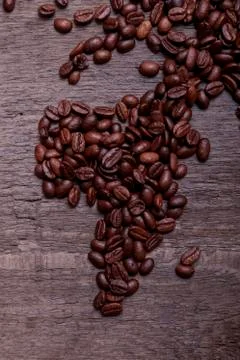 Dramatic photo of world map made of arabic roasted coffee beans on old vintag Foto stock
