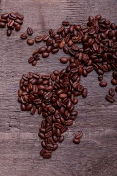Dramatic photo of world map made of arabic roasted coffee beans on old vintag Foto stock