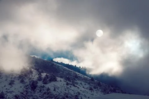 Dramatic pictersque landscape of snowy winter mountains covered by clouds w.. Foto stock