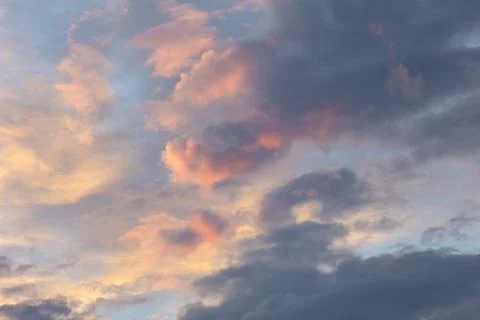 Dramatic pink and blue cloudscape over Burbank California 库存照片