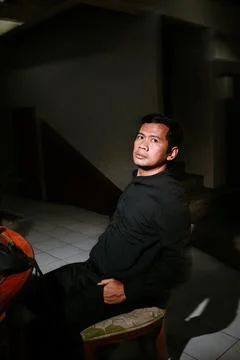 Dramatic portrait of an introspective man in shadows Foto stock
