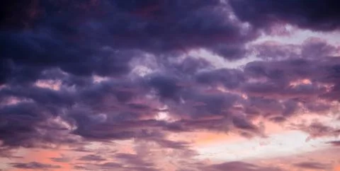 Dramatic Purple Sunset Clouds in Evening Sky Foto stock