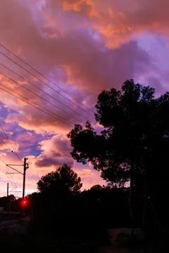 Dramatic Purple Sunset Over Benidorm Railway Tracks Foto stock