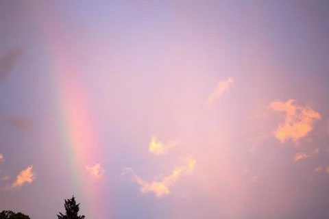 A dramatic rainbow at sunset over Ambleside during stormy weather, Lake Distr Foto stock