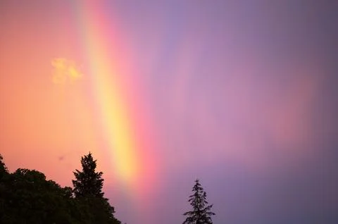 A dramatic rainbow at sunset over Ambleside during stormy weather, Lake Distr Foto stock