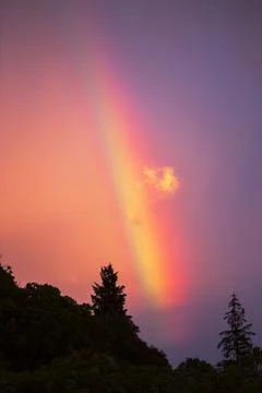 A dramatic rainbow at sunset over Ambleside during stormy weather, Lake Distr Foto stock