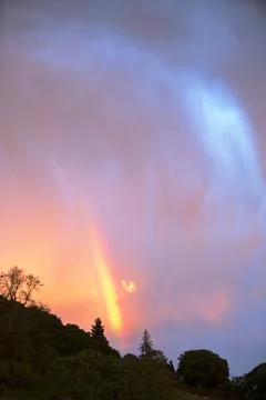 A dramatic rainbow at sunset over Ambleside during stormy weather, Lake Distr Foto stock