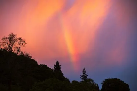 A dramatic rainbow at sunset over Ambleside during stormy weather, Lake Distr Foto stock